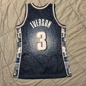 ALLEN IVERSON 1995-1996 GEORGETOWN GRADIENT MITCHELL & NESS SWINGMAN JERSEY M